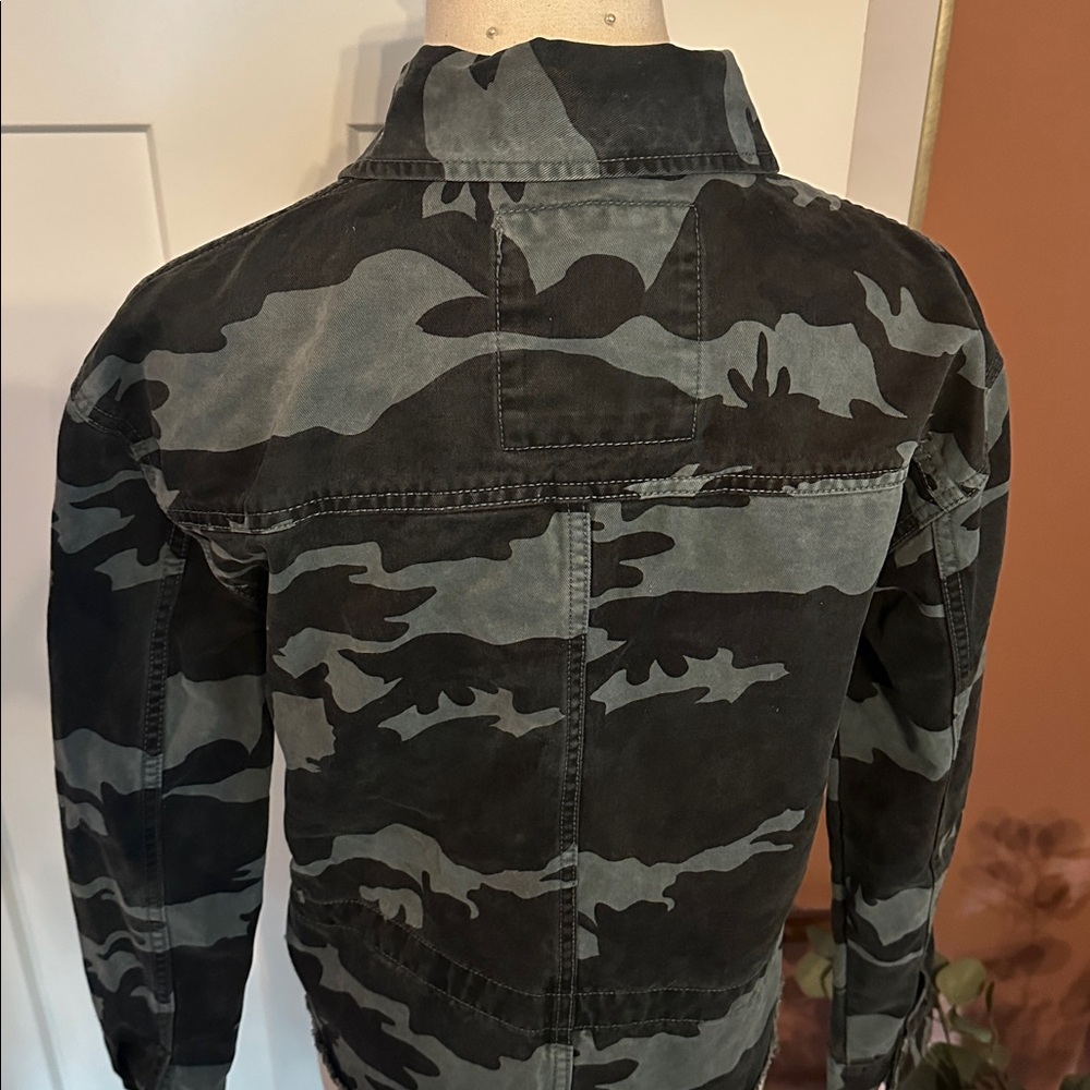 Superdry women Riley Rookie cropped cotton Sea Camo zipper snaps badge 8 Jacket - Picture 12 of 16